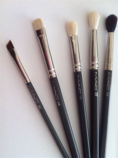 mac eyeshadow brushes.